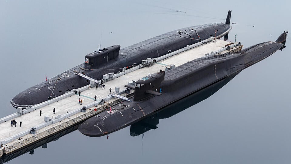 WA 26 Gadžijevo - Ruské jadrové ponorky Knieža Vladimir a Jekaterinburg kotvia na námornej základni v ruskom meste Gadžijevo v utorok 13. apríla 2021. Moskva posiela k západným hraniciam Ruska vojakov na