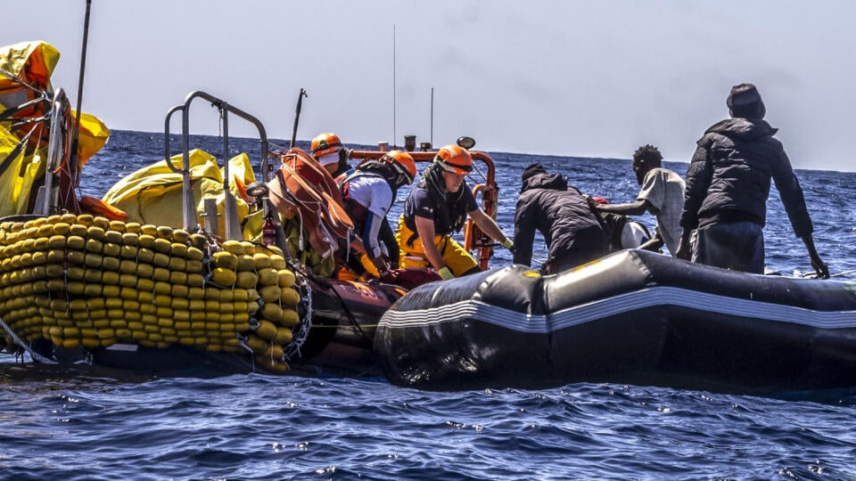 WA 9 more - Záchranári pomáhajú pri evakuácii migrantov z člna v Stredozemnom mori v stredu 13. marca 2024. Migranti zachránení humanitárnou loďou Ocean Viking v centrálnej oblasti Stredozemného mora uviedli, že v ich člne počas plavby zahynulo
