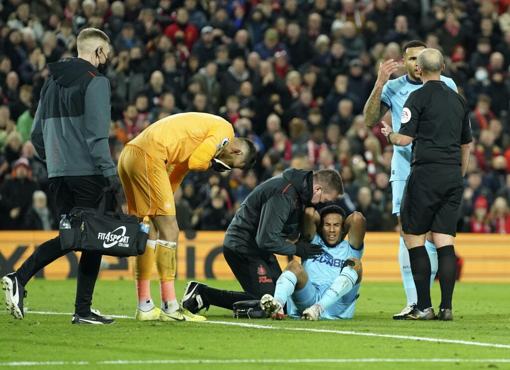 EBE 39 Liverpool - Na snímke druhý zľava slovenský brankár Newcastlu Martin Dúbravka dole na ihrisku zranený jeho spoluhráč Isaac Hayden v zápase 17. kola anglickej Premiere League vo futbale FC Liverpool - Newcastle United vo štvrtok 16. decembra 2021. FOTO TASR/AP
Newcastle's Isaac Hayden reacts after sustaining an injury during the English Premier League soccer match between Liverpool and Newcastle United at Anfield stadium in Liverpool, England, Thursday, Dec. 16, 2021. (AP Photo/Jon Super)