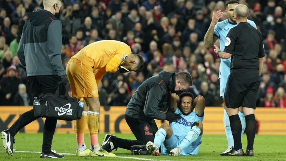 EBE 39 Liverpool - Na snímke druhý zľava slovenský brankár Newcastlu Martin Dúbravka dole na ihrisku zranený jeho spoluhráč Isaac Hayden v zápase 17. kola anglickej Premiere League vo futbale FC Liverpool - Newcastle United vo štvrtok 16. decembra 2021. FOTO TASR/AP
Newcastle's Isaac Hayden reacts after sustaining an injury during the English Premier League soccer match between Liverpool and Newcastle United at Anfield stadium in Liverpool, England, Thursday, Dec. 16, 2021. (AP Photo/Jon Super)