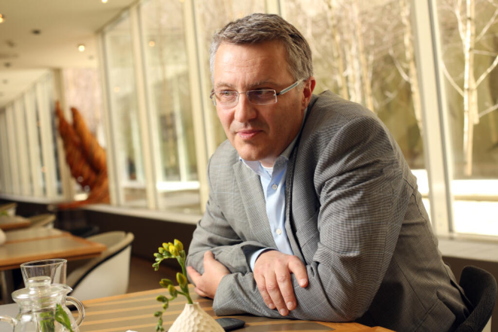 Tomáš Kopecký - pracoval ako manažér predaja pre zastúpenie automobiliek Land Rover a Ford