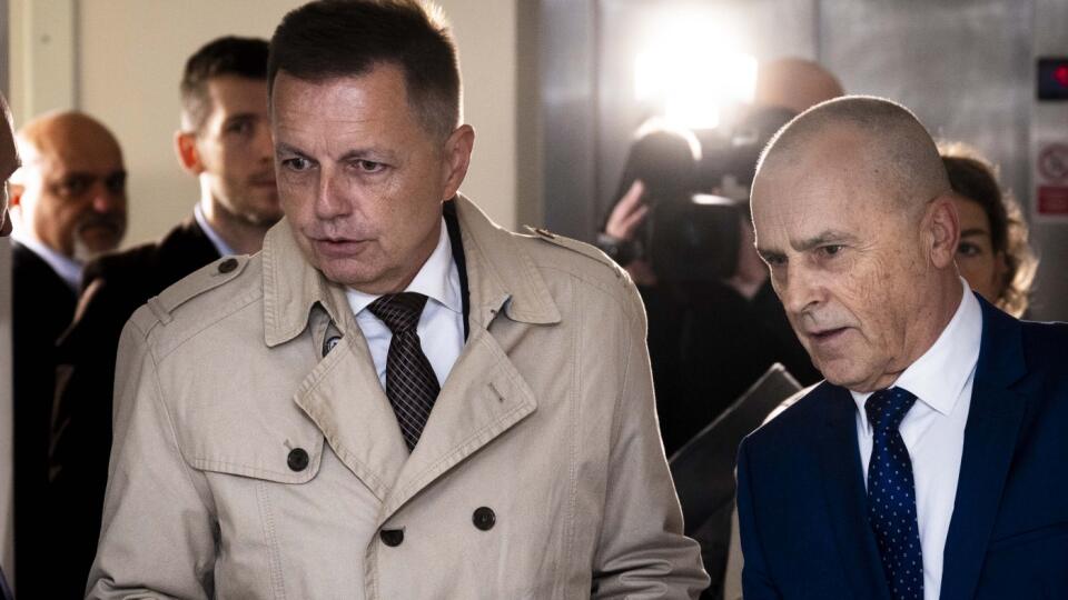 Na snímke zľava obžalovaný guvernér Národnej banky Slovenska (NBS) a exminister financií Peter K. (vľavo) a advokát Peter Mularčík prichádzajú na hlavné pojednávanie na Špecializovaný trestný súd (ŠTS) v Pezinku v piatok 11. októbra 2024. Expolitika Smeru Petra K. obžaloval prokurátor za to, že v roku 2017 podplatil riaditeľa finančnej správy Františka Imreczeho, aby zariadil urýchlenie niektorých konaní vo firmách Kažimírovho známeho. Kým bývalý prezident daniarov Imrecze tvrdí, že za to dostal