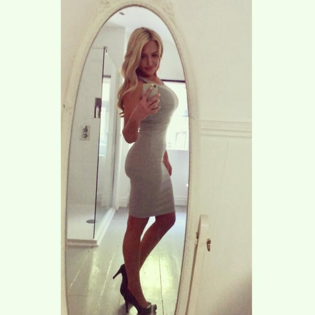 Sexi Moderátorka Emma Louise Jonesová je pýchou Leedsu United.