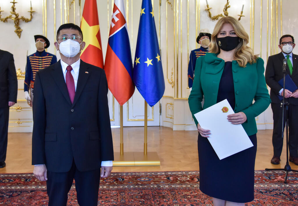Na snímke mimoriadny a splnomocnený veľvyslanec Vietnamskej socialistickej republiky so sídlom v Bratislave Nguyen Tuan (vľavo) počas prevzatia poverovacích listín prezidentkou SR Zuzanou Čaputovou (vpravo) v Prezidentskom paláci 9. septembra 2021 v Bratislave. FOTO TASR - Pavol Zachar