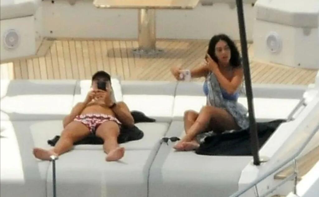 Cristiano Ronaldo a jeho partnerka si na palube užívajú aj intímne chvíľky aj napriek tomu, že cestujú s deťmi.