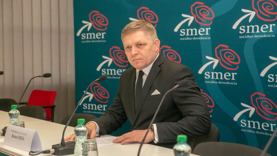 Na snímke sa nachádza Robert Fico na svojej tlačovej konferenciíi