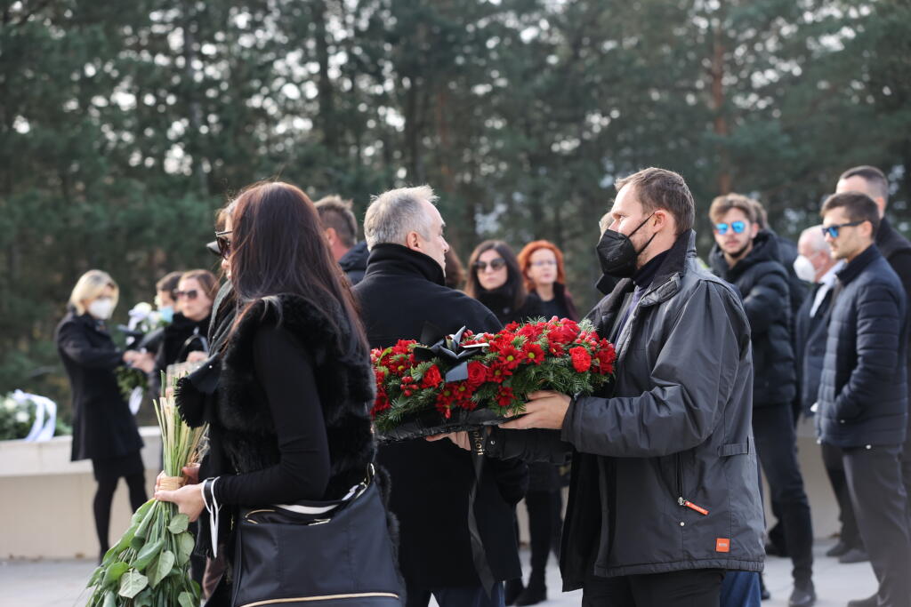 Smútiaci prichádzajú na poslednú rozlúčku s Dušanom Pašekom mladším.