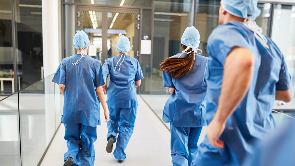 Tisícky zdravotníkov vo Francúzsku sedia doma bez príjmu, najväčší poskytovateľ zdravotnej starostlivosti v New Yorku Northwell Health zase začiatkom októbra prepustil 1400 neočkovaných pracovníkov.