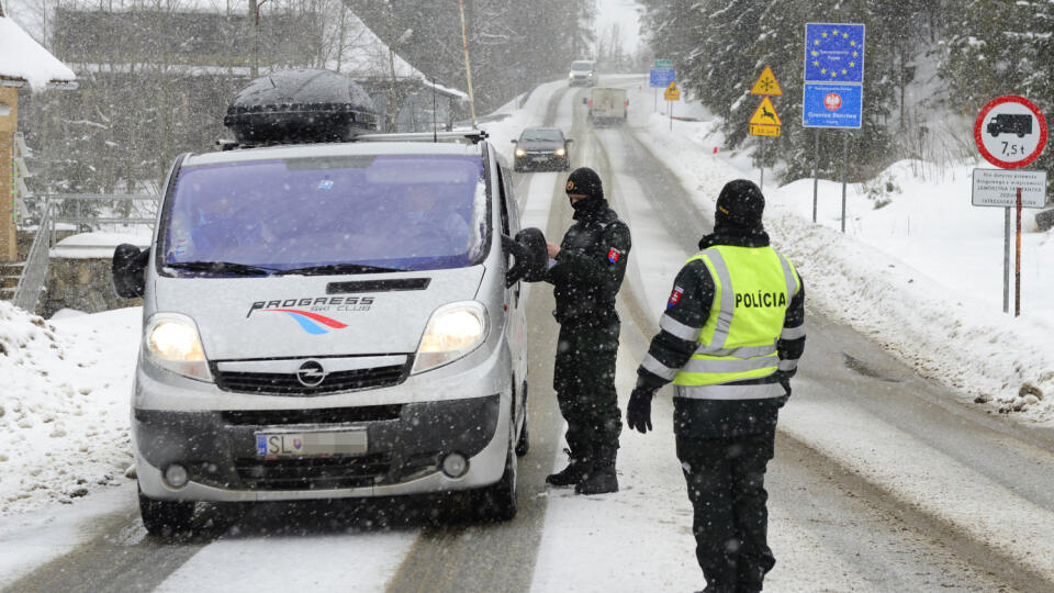 Na snímke policajná kontrola na slovensko-poľskom hraničnom priechode Podspády - Jurgów v okrese Poprad počas sprísnených opatrení na zamedzenie šírenia nového koronavírusu. Viaceré autá prichádzajúce z Poľska sa už v diaľke otáčali, keď zbadali policajnú kontrolu. Podspády, 19. februára 2021 FOTO TASR - Milan Kapusta