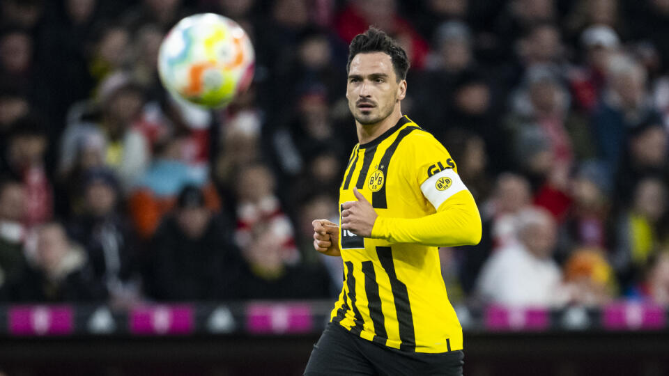 Na archívnej snímke z 1. apríla 2023 hráč Dortmundu Mats Hummels. Futbalová Borussia Dortmund ponúkla nový kontrakt Matsovi Hummelsovi. Podľa informácií agentúry DPA by mal mať platnosť na jeden rok so zníženým finančným ohodnotením – rovnaké podmienky dostal aj kapitán Marco Reus. FOTO TASR/DPA