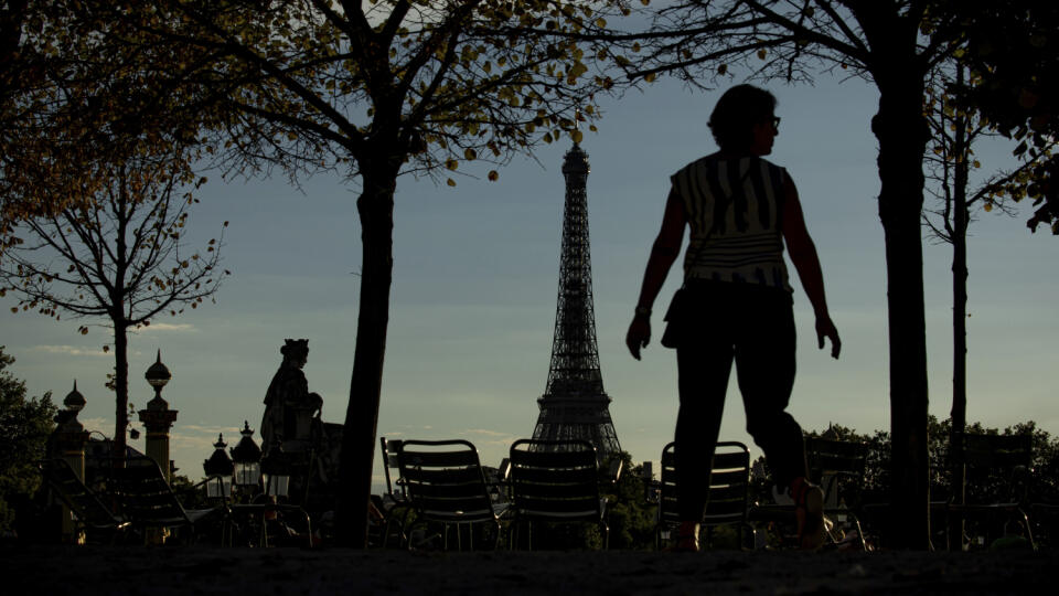 WA 38 Paríž - Žena sa prechádza v Tuilerijských záhradách pred Eiffelovou vežou v Paríži v utorok 23. augusta 2022. FOTO TASR/AP
A woman walks in the Jardin des Tuileries, in front of the Eiffel Tower in Paris, France, Tuesday, Aug. 23, 2022. (AP Photo/Aurelien Morissard)