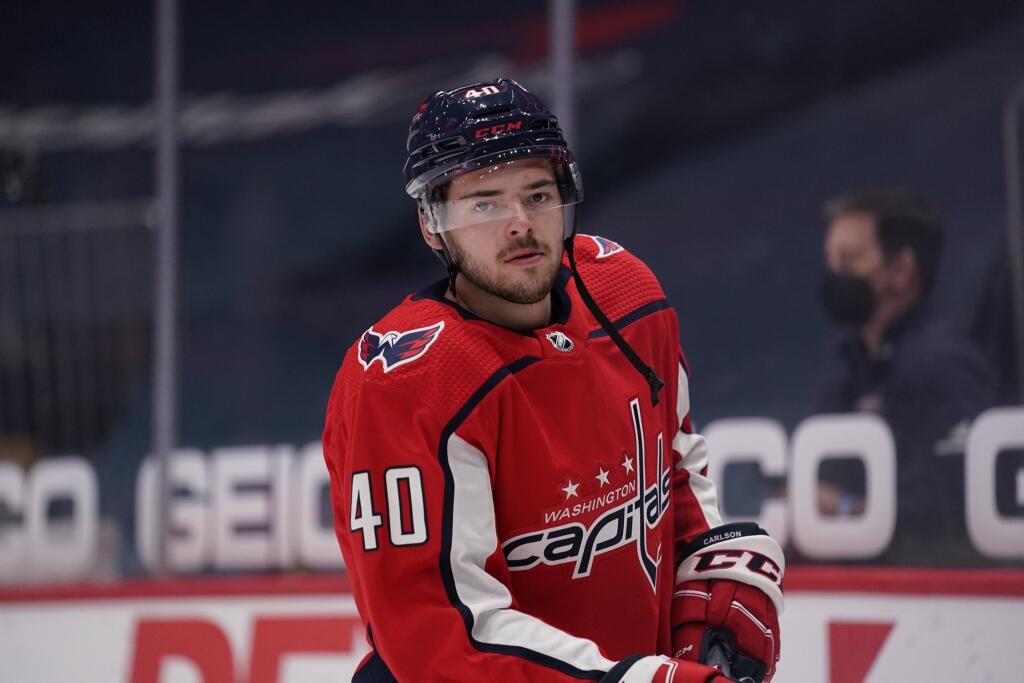 Garrett Pilon má za sebou debut v NHL. Zdeno Chára dokonca hrával ešte s jeho otcom Richom.
