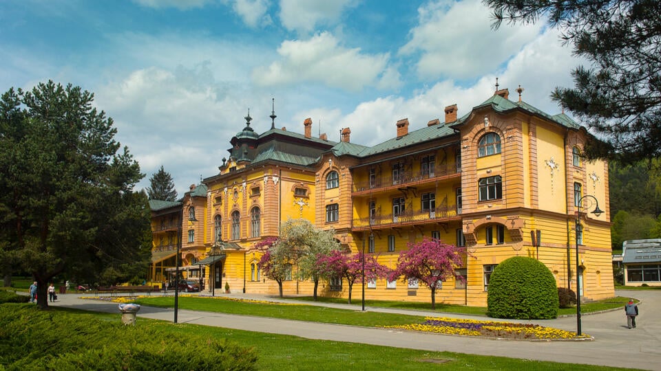 Bardejovské kúpele patria medzi najstaršie, ale i najkrajšie na Slovensku. Hotel Astória je ich historickou dominantou, nachádza sa v centre areálu, priamo oproti kúpeľnej kolonáde. Bol postavený v roku 1898, fasáda a interiér je výtvarne vyzdobený neorenesančnou a neobarokovou ornamentikou.