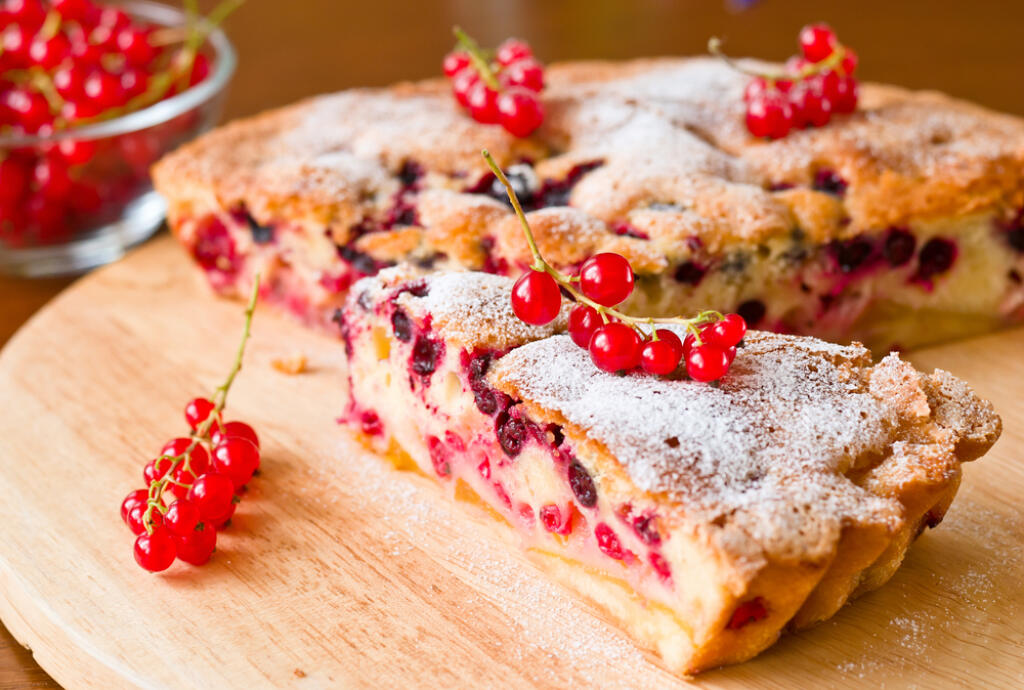 Piece,Of,Berry,Pie,And,Red,Currants,In,Bowl