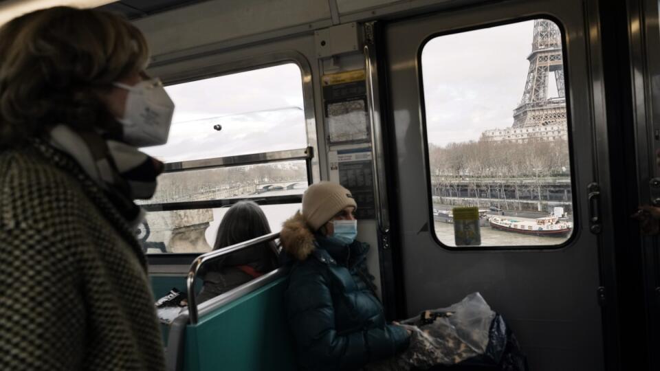 JB 10 Paríž - Cestujúci s ochrannými rúškami sedia v metre v Paríži 31. decembra 2021. Prekrytie horných dýchacích ciest bude od piatka opäť povinné na vonkajších priestranstvách v Paríži. Oznámila to v stredu francúzska polícia, píše agentúra AFP. Cieľom tohto opatrenia je spomaliť šírenie koronavírusového variantu omikron. Vzťahovať sa bude na všetky osoby staršie ako 11 rokov okrem ľudí v automobiloch, cyklistov, či používateľov iných dvojkolesových dopravných prostriedkov, a tých, ktorí špor