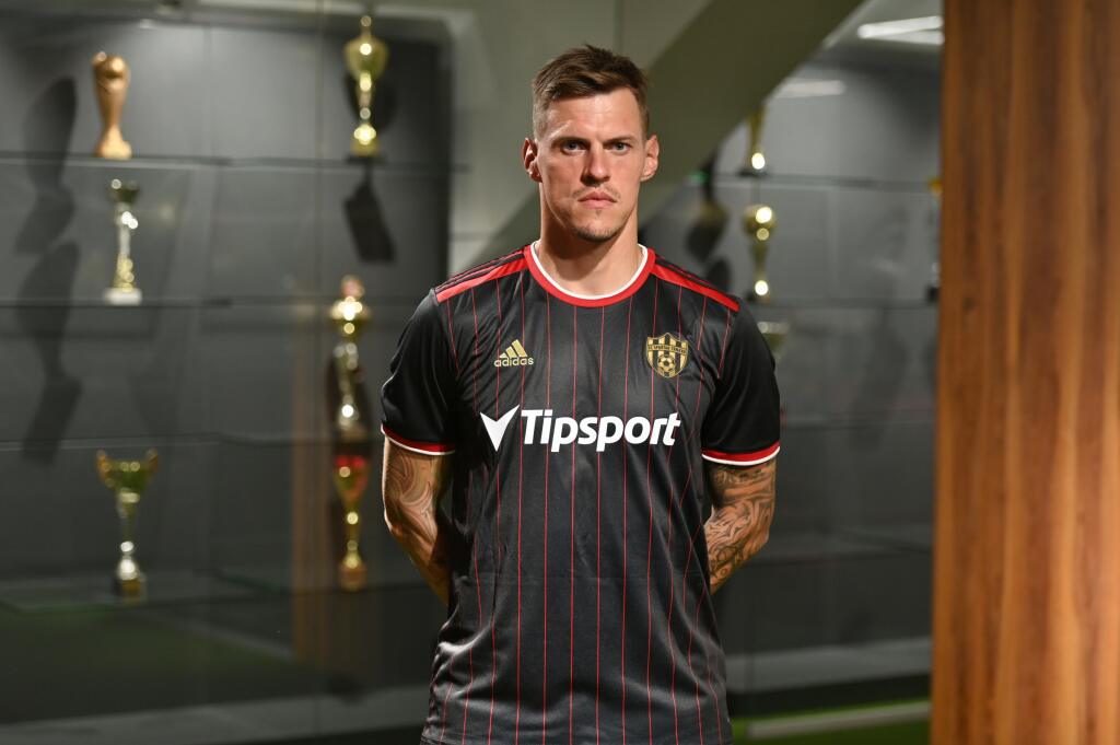 Na snímke futbalista Martin Škrtel pózuje v drese FC Spartak Trnava na Štadióne Antona Malatinského 9. augusta 2021 v Trnave. Bývalý kapitán slovenskej futbalovej reprezentácie Martin Škrtel podpíše v nedeľu 15. augusta zmluvu so Spartakom Trnava. Tridsaťšesťročný stopér v uplynulých dvoch sezónach pôsobil v Basaksehire Istanbul, v závere minulého roka sa ale vážne zranil a pôsobenie v Turecku predčasne ukončil.
