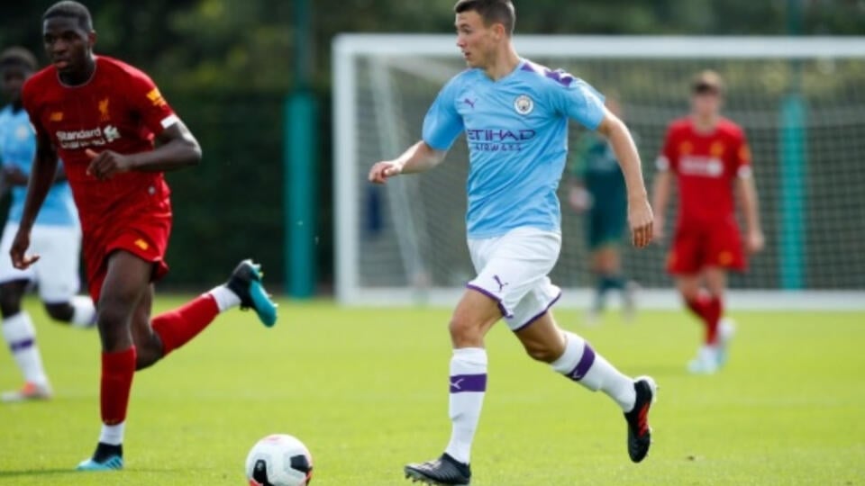 Charlie McNeill (vpravo) nastrieľal za Manchester City viac ako 600 gólov, no klub o jeho služby veľký záujem nemal. Tak prestúpil k mestskému rivalovi.