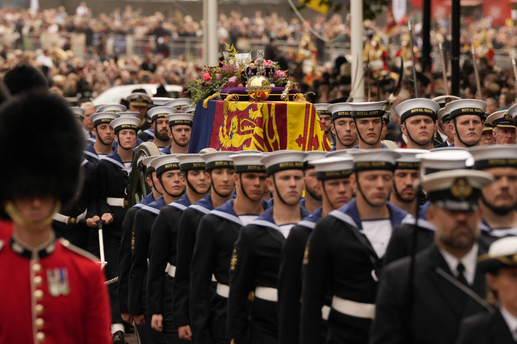 KK4 Londýn - Rakvu s pozostatkami zosnulej britskej kráľovnej Alžbety II. vynášajú po skončení štátneho pohrebu z Westminsterského opátstva v Londýne v pondelok 19. septembra 2022. Štátny pohreb panovníčky sa začal v pondelok o 11.00 h (12.00 SELČ). Rakvu následne previezli k Wellingtonovmu víťaznému oblúku a ďalšie obrady sa uskutočnili v priestoroch Windsorského hradu. Kráľovná Alžbeta II. zomrela 8. septembra vo veku 96 rokov vo svojom letnom sídle Balmoral v Škótsku. FOTO TASR/AP
The coffi