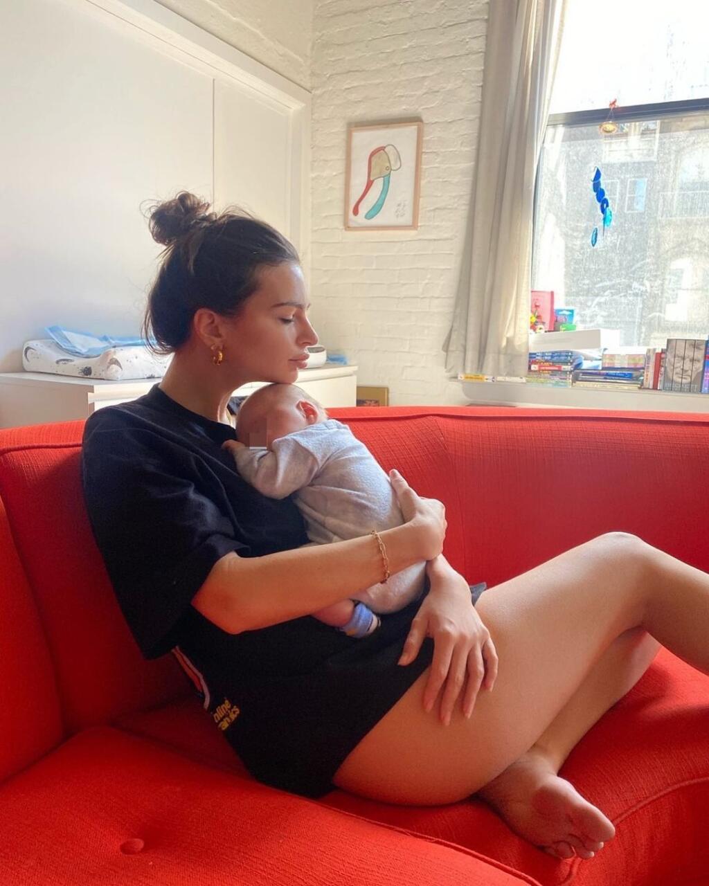 Slávna modelka Emily Ratajkowski patrí ku kráľovnám sociálnych sietí, ktoré by nevydržali byť len jediný deň bez toho, že by neuverejnili nejakú „selfie“.