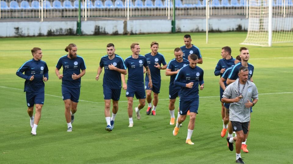 Slovenskí futbaloví reprezentanti počas tréningu na zraze v Senci.