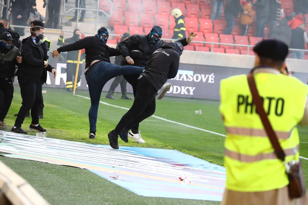 Derby Trnavy so Slovanom predčasne ukončili po tom, ako ihrisko zaplavili chuligáni, ktorí sa bili hlava-nehlava.