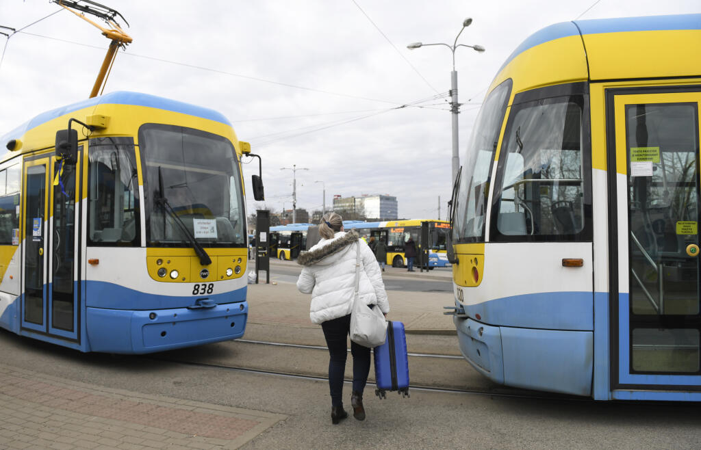 Odstavené autobusy a električky pri autobusovej a železničnej stanici v Košiciach.