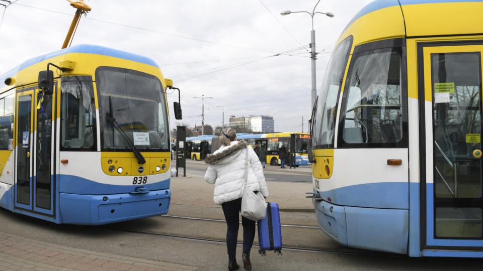 Odstavené autobusy a električky pri autobusovej a železničnej stanici v Košiciach.