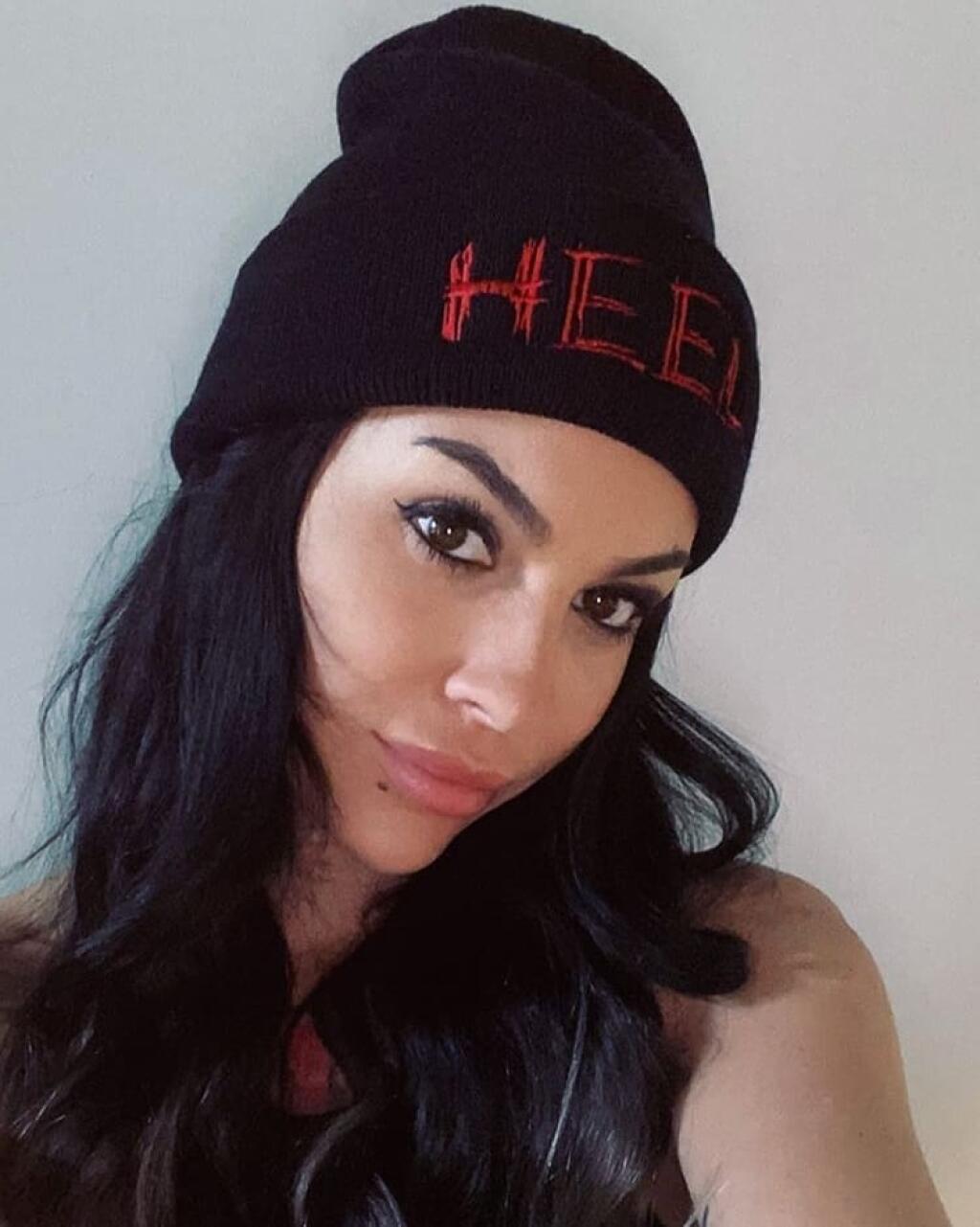 Zahra Schreiber sa preslávil niekoľkými škandálmi. Teraz sa živí erotickými zábermi.
