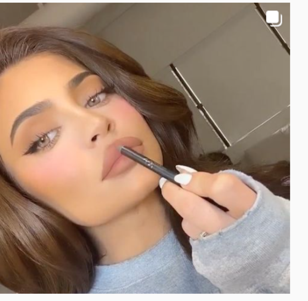 Jenner vie, že škoricová farba je sexi.