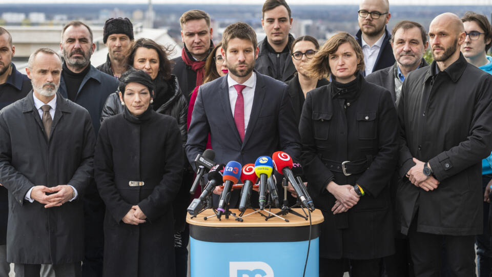 Na snímke uprostred predseda strany Progresívne Slovensko a podpredseda Európskeho parlamentu Michal Šimečka spolu s tímom počas tlačovej konferencie k parlamentným voľbám v Bratislave v stredu 1. februára 2023. FOTO TASR - Jaroslav Novák