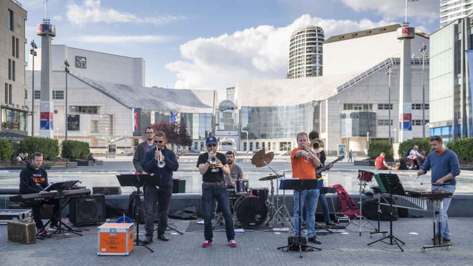Na snímke koncert hudobného zoskupenia Taste of Brass v rámci projektu Umenie pod oknami ako súčasť festivalu Viva musica na nábreží M. R. Štefánika v Bratislave 24. mája 2020. FOTO TASR - Jaroslav Novák