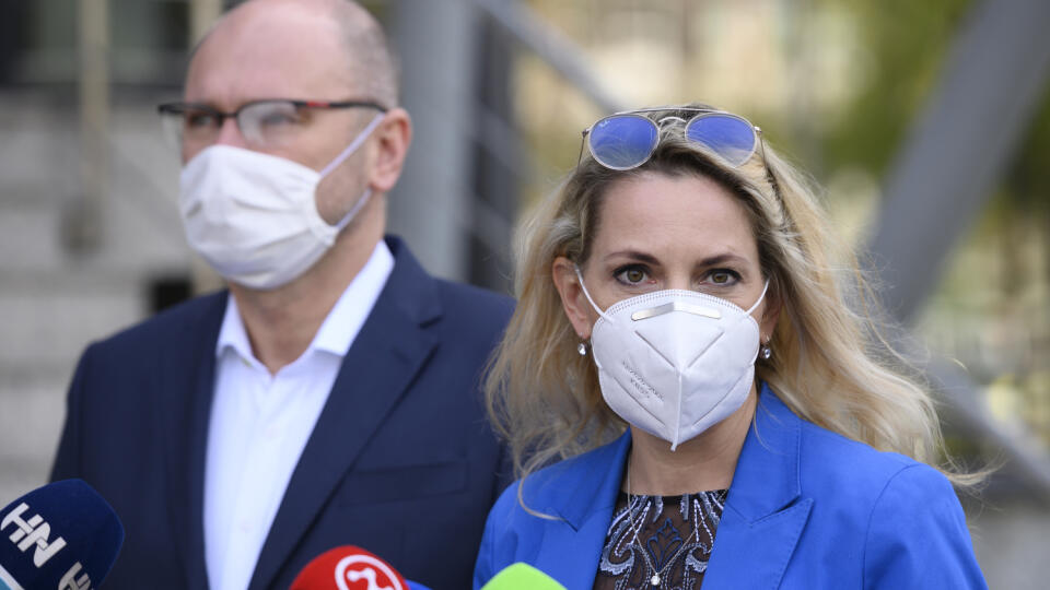 Na snímke sprava poradkyňa ministra hospodárstva SR Jana Kiššová a minister hospodárstva Richard Sulík (SaS) počas tlačovej konferencie po prvom zasadnutí Ekonomickej krízovej rady v Bratislave v stredu 15. apríla 2020. FOTO TASR - Pavel Neubauer