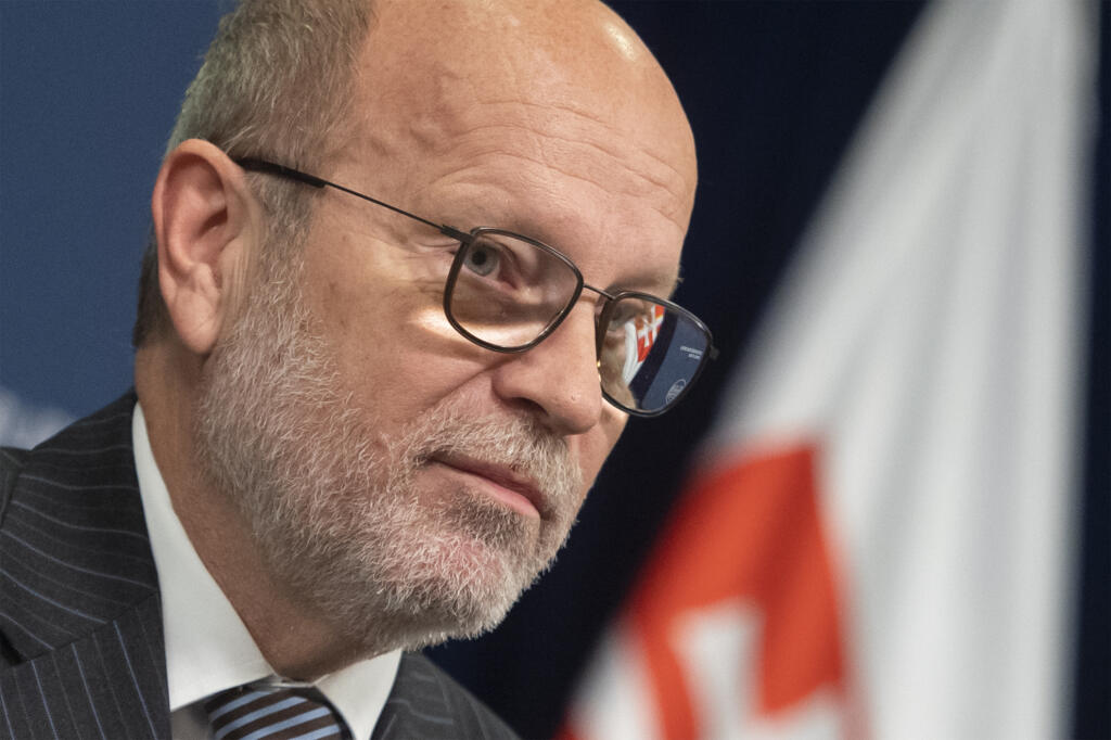 Na snímke minister zahraničných vecí a európskych záležitostí SR Rastislav Káčer poskytuje vyhlásenie k incidentu v Poľsku pred 118. zasadnutím vlády SR v Bratislave v stredu 16. novembra 2022. V utorok o 15. 40 h. zasiahla raketa poľnohospodársky objekt v poľskej obci Przewodów, približne šesť kilometrov od ukrajinských hraní. Pri jej dopade zahynuli podľa poľského ministerstva zahraničných vecí dvaja ľudia. FOTO TASR - Martin Baumann