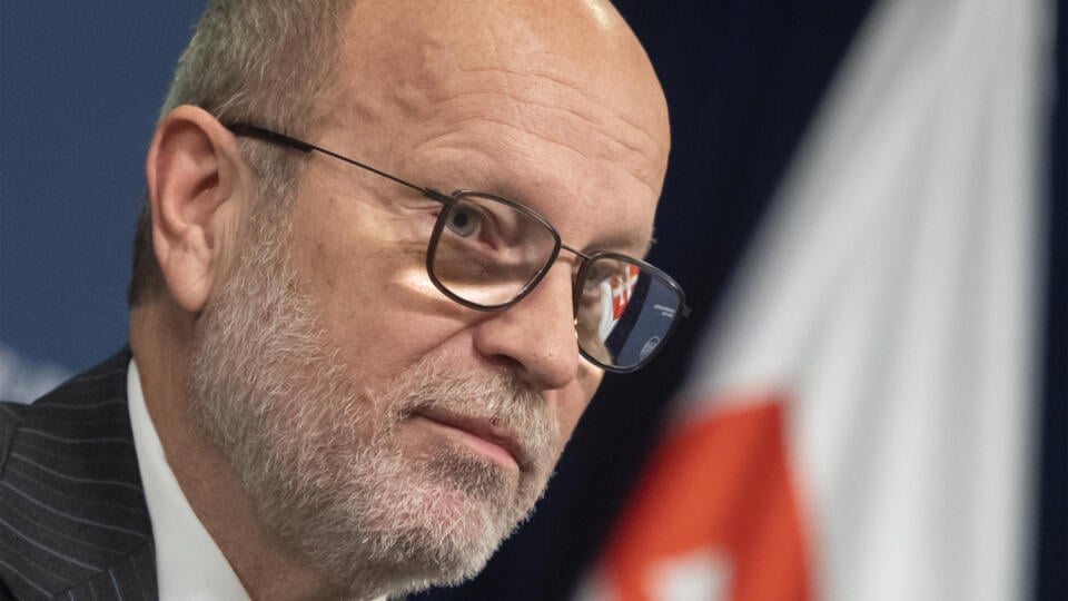 Na snímke minister zahraničných vecí a európskych záležitostí SR Rastislav Káčer poskytuje vyhlásenie k incidentu v Poľsku pred 118. zasadnutím vlády SR v Bratislave v stredu 16. novembra 2022. V utorok o 15. 40 h. zasiahla raketa poľnohospodársky objekt v poľskej obci Przewodów, približne šesť kilometrov od ukrajinských hraní. Pri jej dopade zahynuli podľa poľského ministerstva zahraničných vecí dvaja ľudia. FOTO TASR - Martin Baumann