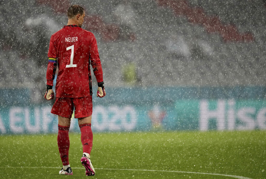 WA 34 Mníchov - Nemecký brankár Manuel Neuer stojí počas hustého dažďa v zápase základnej F-skupiny Nemecko - Maďarsko na ME vo futbale v Mníchove v stredu 23. júna 2021. FOTO TASR/AP
Germany's goalkeeper Manuel Neuer stands in heavy rain during the Euro 2020 soccer championship group F match between Germany and Hungary at the Allianz Arena in Munich, Germany,Wednesday, June 23, 2021. (AP Photo/Matthias Schrader, Pool)