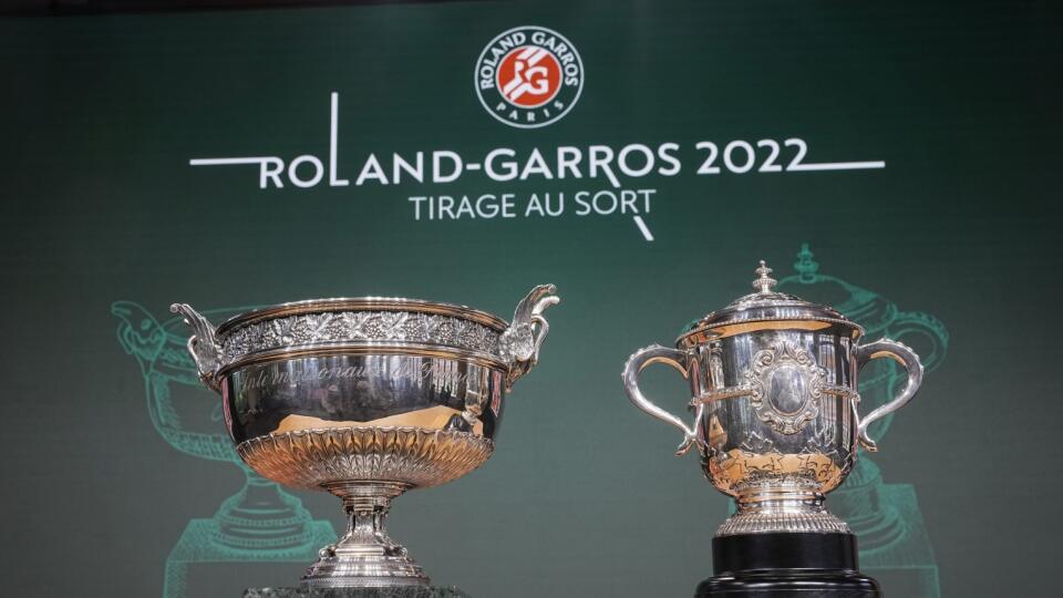KK62 Paríž - Poháre pre víťazov mužskej dvojhry (vľavo) a dvojhry žien počas žrebovania grandslamového tenisového turnaja Roland Garros v Paríži 19. mája 2022. Druhý grandslamový turnaj sezóny Roland Garros sa začína 22. mája. FOTO TASR/AP
Men's single, left, and women's single cups are displayed during the draw of the French Open tennis tournament at the Roland Garros stadium in Paris, Thursday, May 19, 2022. The French Open tennis tournament starts Sunday May 22. (AP Photo/Michel Euler)