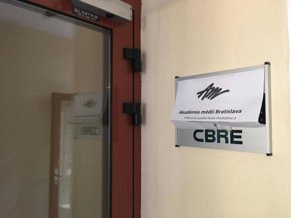 Akadémia médií nevypláca zamestnancov, budúcnosť školy je neistá