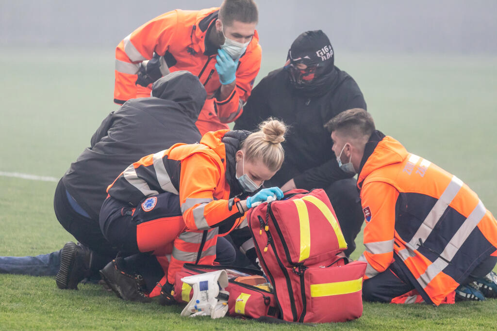 Na snímke je futbalový zápas medzi FC Spartak Trnava a ŠK Slovan Bratislava, ktorý sa skončil predčasne a fanúšikovia obidvoch táborov vnikli na hraciu plochu.