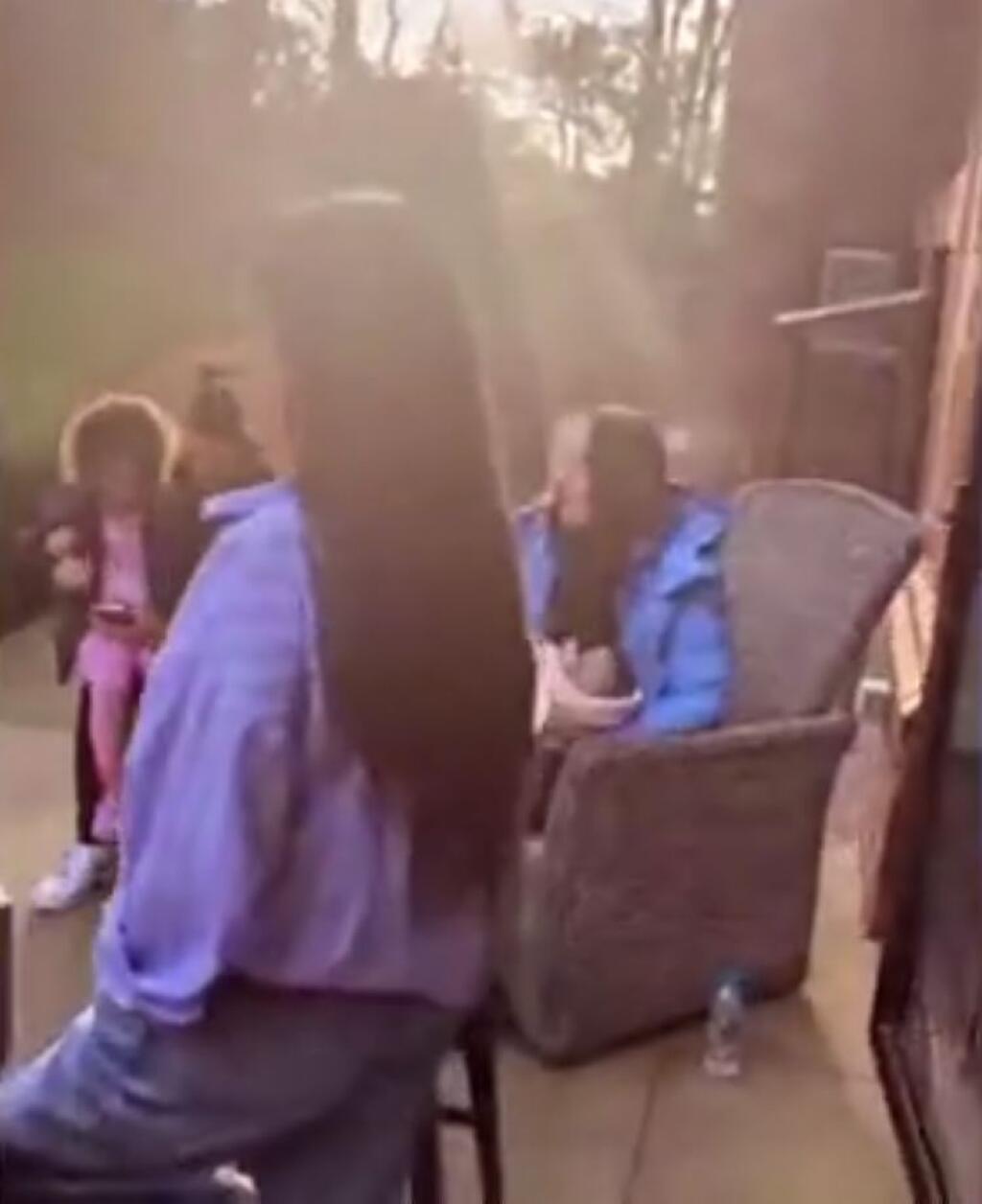 Britské médiá pripomenuli zábery, ktoré Argentínčanka zdieľala na svojom instagrame v nedeľu. Išlo o video z grilovačky u „ronaldovcov“, ktorej sa zúčastnili ich priatelia aj Georginina sestra Ivana s rodinou. Podľa nich je zrejmé, že Georgina rodila, na rozdiel od prvého pôrodu, v Anglicku.