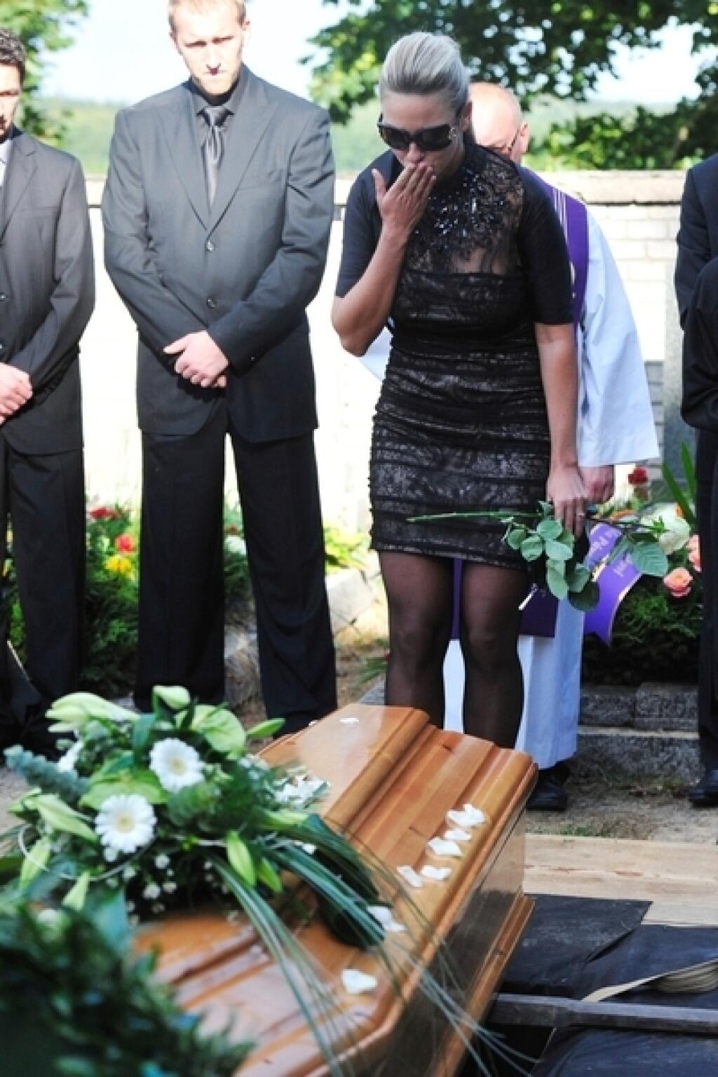 Michaela Jajtnerová takto smútila pri truhle snúbenca. Potom sa súdila o jeho dedičstvo.