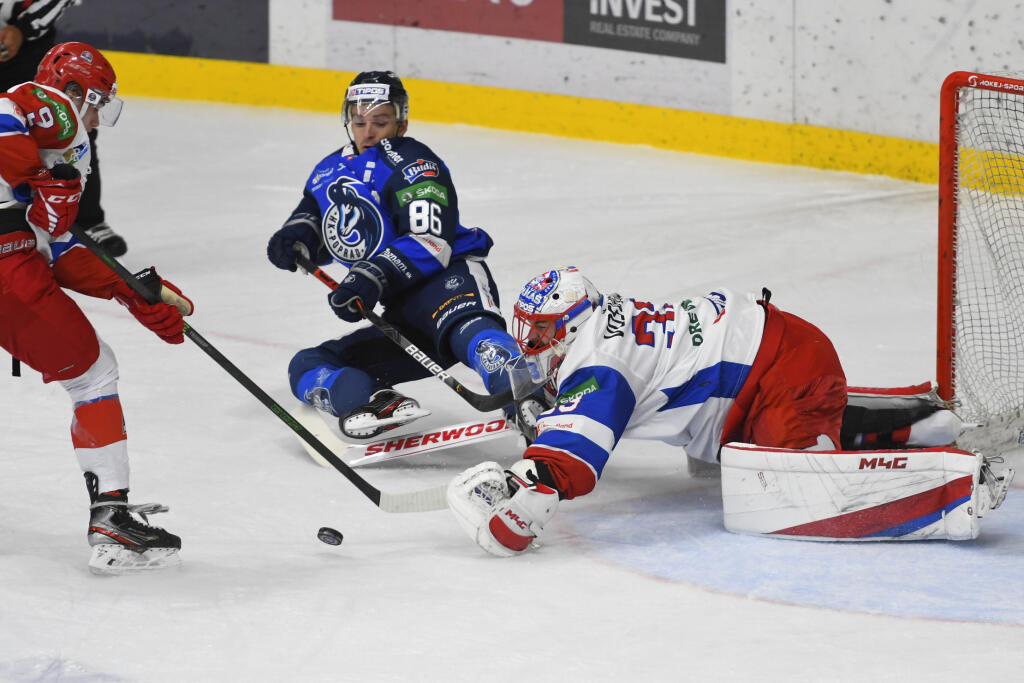 Na snímke vpravo brankár Tomáš Vošvrda, vľavo Markus Michalík (obaja MHk 32 Liptovský Mikuláš) a uprostred Daniel Brajčák (HK Poprad) počas zápasu 1. kola Tipos extraligy MHk 32 Liptovský Mikuláš - HK Poprad 24. septembra 2021 v Liptovskom Mikuláši. FOTO TASR – Milan Kapusta