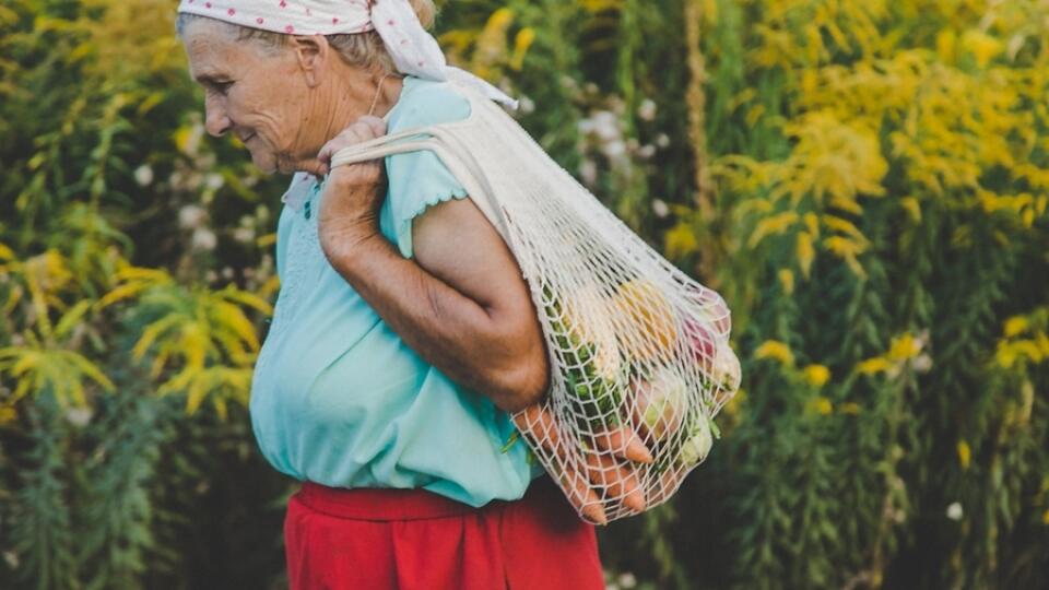 Grandmother,Carries,Vegetables,In,A,Shopping,Bag.,Selective,Focus.,Food.