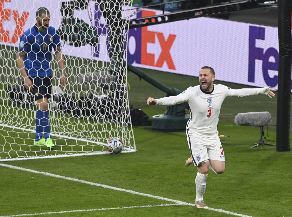 WA 34 Londýn - Anglický futbalista Luke Shaw (vpravo) sa teší po strelení úvodného gólu vo finálovom zápase Anglicko - Taliansko na EURO 2020 vo futbale v londýnskom Wembley 11. júla 2021. FOTO TASR/AP
England's Luke Shaw, center, celebrates after scoring his side's opening goal during the Euro 2020 soccer final match between England and Italy at Wembley stadium in London, Sunday, July 11, 2021. (Andy Rain/Pool Photo via AP)