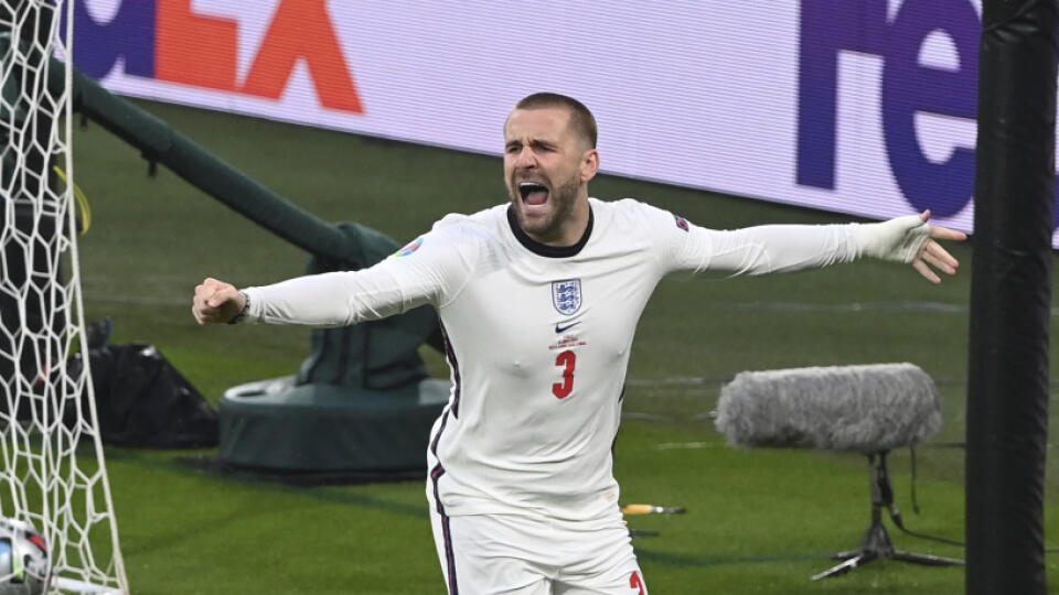 WA 34 Londýn - Anglický futbalista Luke Shaw (vpravo) sa teší po strelení úvodného gólu vo finálovom zápase Anglicko - Taliansko na EURO 2020 vo futbale v londýnskom Wembley 11. júla 2021. FOTO TASR/AP
England's Luke Shaw, center, celebrates after scoring his side's opening goal during the Euro 2020 soccer final match between England and Italy at Wembley stadium in London, Sunday, July 11, 2021. (Andy Rain/Pool Photo via AP)