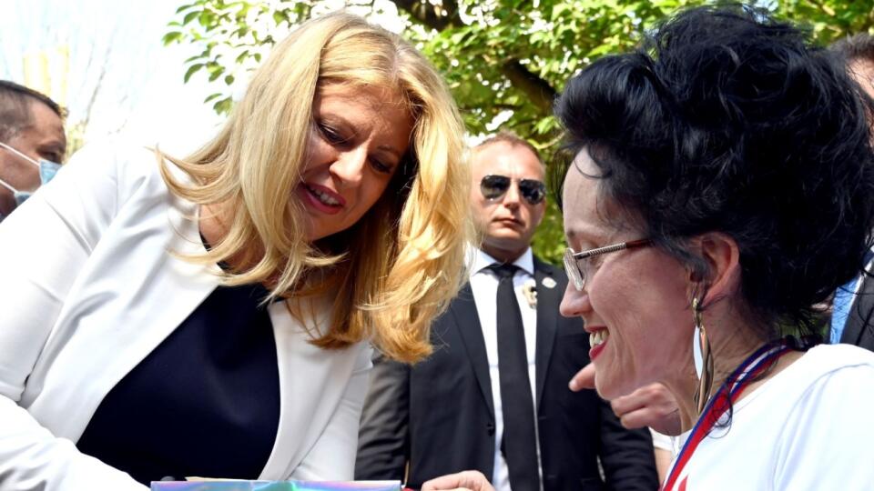Na snímke prezidentka SR Zuzana Čaputová počas privítania občanmi mesta po príchode do Čiernej nad Tisou