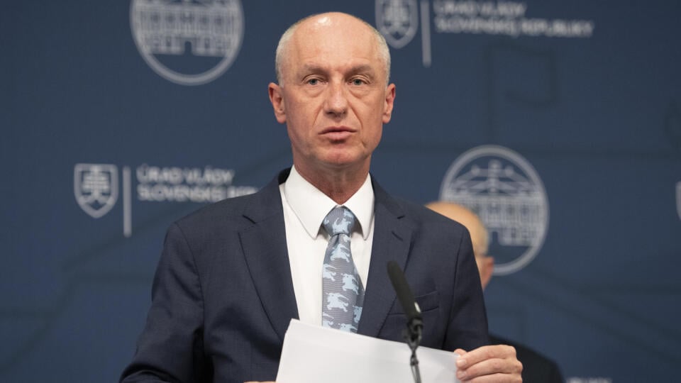 Na snímke dočasne poverený minister hospodárstva Karel Hirman na tlačovej konferencii po rokovaní vlády SR 16. januára 2023 v Bratislave. FOTO TASR - Pavel Neubauer