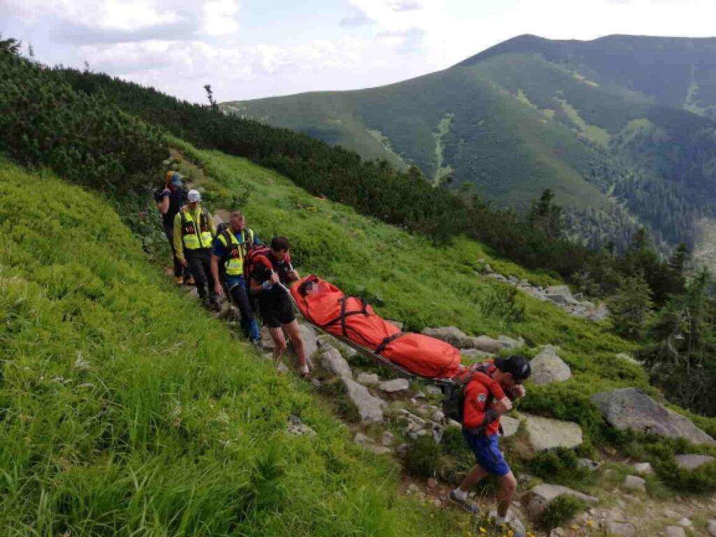Horskí záchranári pomáhali 32-ročnej turistke, ktorá si na Krúpovom sedle v Nízkych Tatrách poranila členok a nebola schopná samostatne pokračovať.