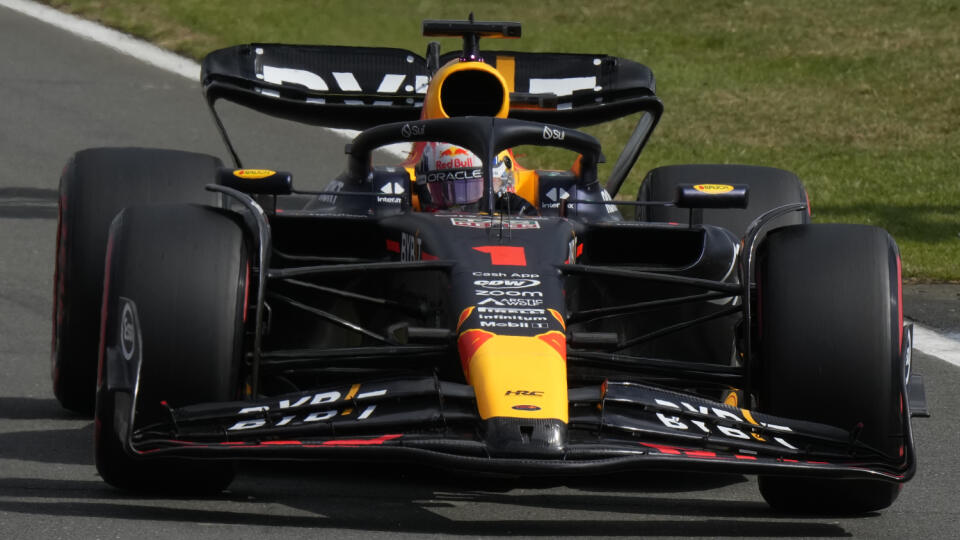 KK65 Silverstone - Na snímke holandský pilot formuly 1 Max Verstappen z Red Bullu počas kvalifikácie na nedeľnú Veľkú cenu Británie F1 na okruhu v Silverstone v sobotu 8. júla 2023. FOTO TASR/AP

Red Bull driver Max Verstappen of the Netherlands steers his car during the qualifying session at the British Formula One Grand Prix at the Silverstone racetrack, Silverstone, England, Saturday, July 8, 2023. The British Formula One Grand Prix will be held on Sunday. (AP Photo/Luca Bruno)