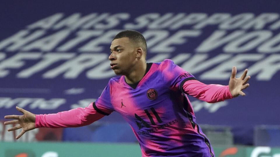WA 14 Décines - Futbalista PSG Kylian Mbappe sa teší po strelení góla v nedeľnom šlágri 30. kola francúzskej Ligue 1 Olympique Lyon - Paríž St. Germain v Décinese v nedeľu 21. marca 2021. FOTO TASR/AP
Paris Saint Germain's Kylian Mbappe celebrates after he scored a goal against Lyon during the French League One soccer match between Lyon and PSG in Decines, near Lyon, central France, Sunday, March 21, 2021. (AP Photo/Laurent Cipriani)