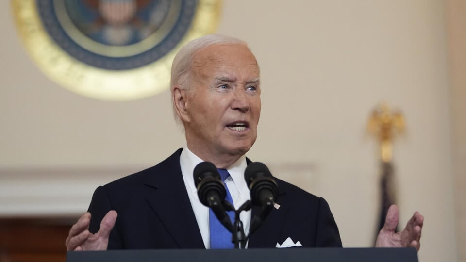 AZ8 Washington - Americký prezident Joe Biden hovorí v Bielom dome v pondelok 1. júla 2024 vo Washingtone. Americký prezident Joe Biden v pondelok ostro skritizoval rozhodnutie Najvyššieho súdu USA o prezidentskej imunite. Rozhodnutie sa považuje za víťazstvo Donalda Trumpa, jeho pravdepodobného súpera v novembrových prezidentských voľbách. Najvyšší súd v pondelok rozhodol, že Trump má ako bývalý prezident určitú imunitu proti trestnému stíhaniu. Bývalí prezidenti majú podľa súdu istú imunitu s